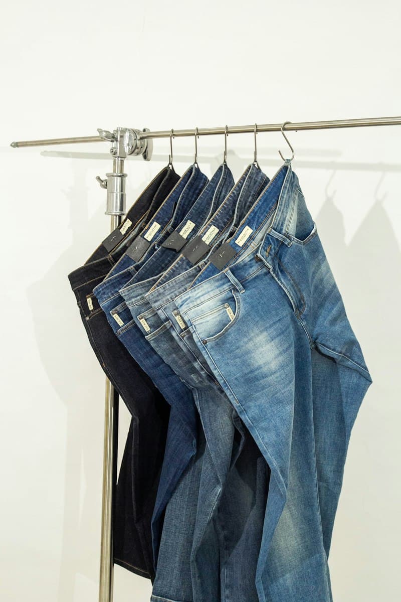 Jean denim bleu brut et délavé avec coutures cuivrées renforcées