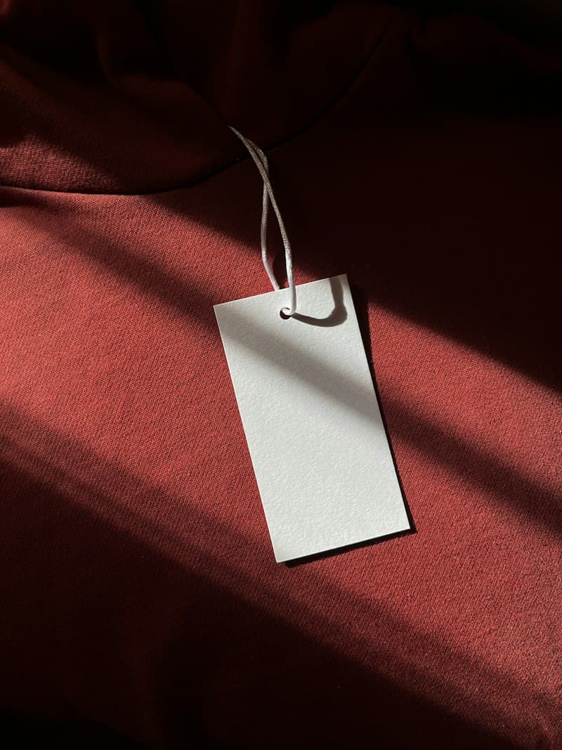 Étiquettes tissées damassées finition pliage central ou coupe droite ultra-douce